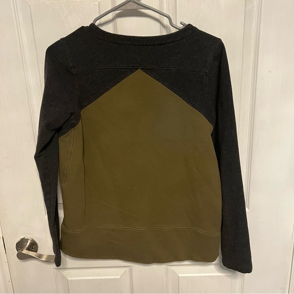 5/$100 The North Face Grey/Green pullover - Picture 3 of 4
